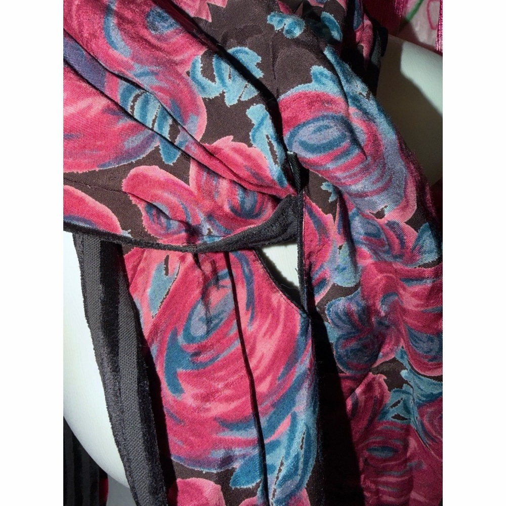 💙 Floral Velvet Scarf with Ruffles - Picture 2 of 8